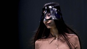 FOTO: Distorsi dalam Koleksi Spring/Summer 2025 Prada