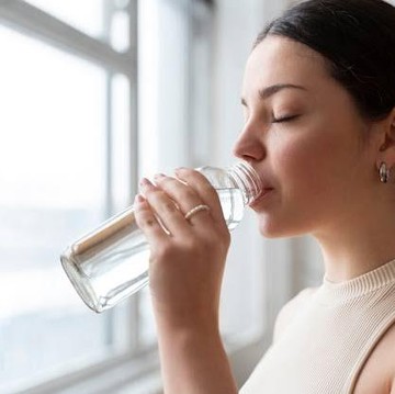 4 Manfaat Minum Air Putih Setiap Hari bagi Kesehatan Perempuan
