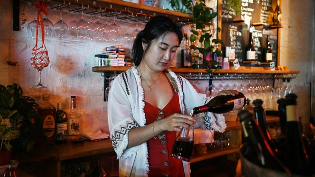 FOTO: Perempuan di Balik Kenikmatan Wine Negeri Tirai Bambu