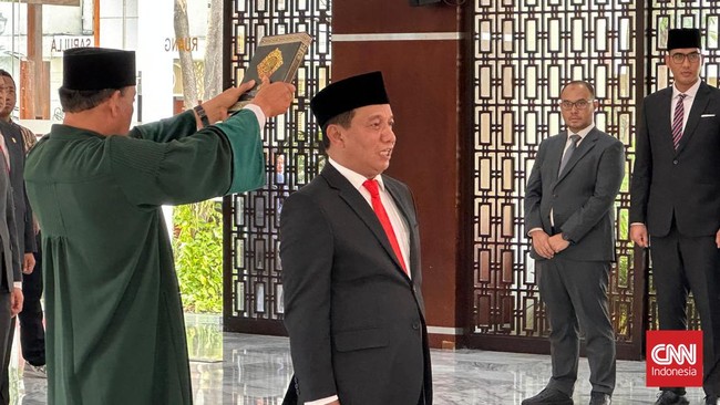 Menteri ESDM Bahlil Lahadalia resmi mengangkat Tri Winarno sebagai kepala jenderal mineral dan batu bara (dirjen minerba) pada Jumat (20/9).