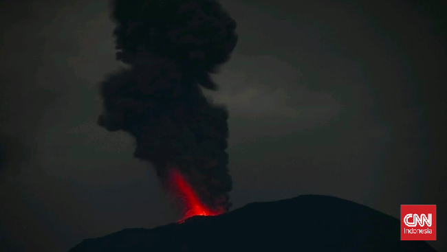 Gunung Ibu di Pulau Halmahera, Maluku Utara, kembali meletus dan melontarkan abu vulkanik hingga lahar nan keluar dari kawah gunung api pada Jumat (20/9).