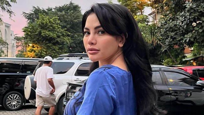 Nikita Mirzani melaporkan pengacara Vadel Badjideh, Razman Arif Nasution, ke Polda Metro Jaya.
