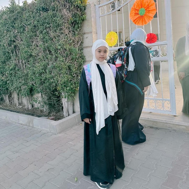 <p>Tidak hanya Khadeejah dan Ibrahim, si sulung Maryam juga mulai masuk sekolah nih, Bunda. Maryam terlihat cantik mengenakan gamis hitam dan pashmina putih. (Foto: Instagram: @okisetianadewi)</p>