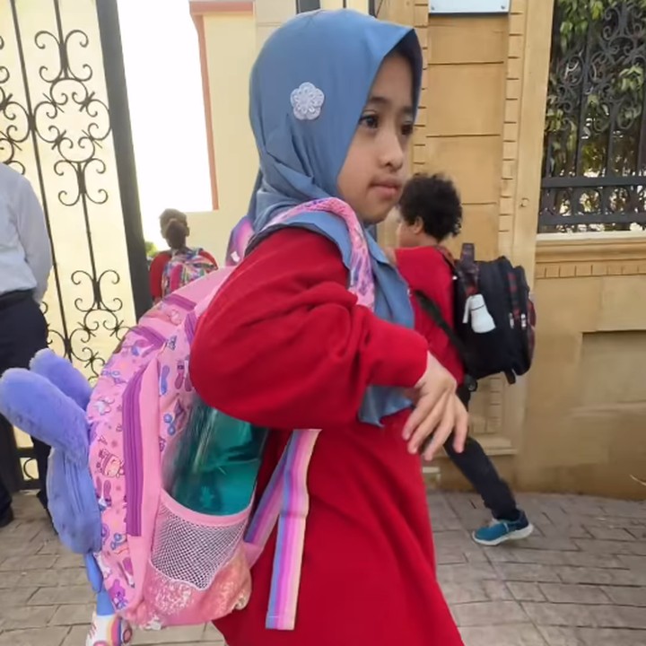<p>"Hari pertama sekolah di Kairo," tulis Oki dalam akun Instagram-nya seraya menyisipkan emotikon hati. (Foto: Instagram: @okisetianadewi)</p>