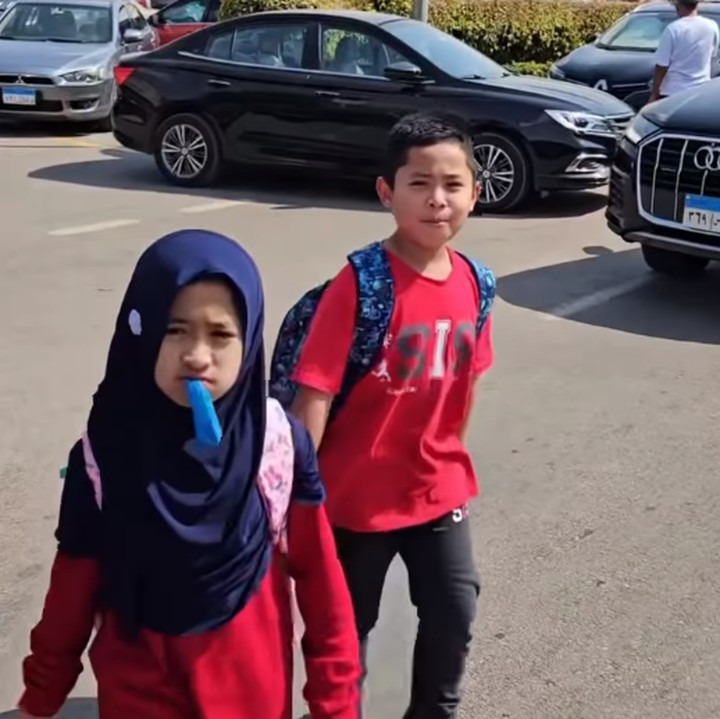 <p>Ustazah Oki Setiana Dewi memutuskan untuk memboyong ketiga anaknya, Maryam Nusaibah Abdullah, Khadeejah Faatimah Abdullah, dan Ibrahim Muhammad Abdullah, untuk pindah ke Mesir, Bunda. Ketiga anaknya pun sudah memulai aktivitasnya untuk bersekolah. (Foto: Instagram: @okisetianadewi)</p>