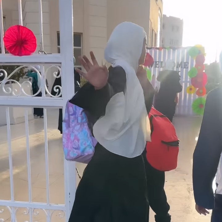 <p>Maryam terlihat bersemangat memasuki sekolah barunya. Dalam video yang diunggah Oki, Maryam terlihat melambaikan tangan ke arah sang Bunda dan berjalan masuk ke dalam sekolahnya. (Foto: Instagram: @okisetianadewi)</p>