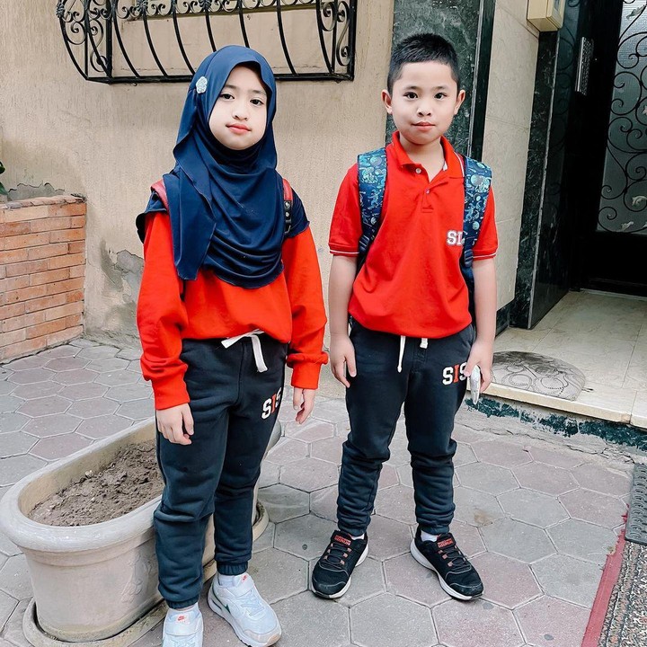 <p>Melalui laman Instagram-nya, Oki membagikan momen ketika dirinya mengantar Khadeejah dan Ibrahim masuk sekolah untuk pertama kali di Kairo. Keduanya kompak mengenakan baju serba merah dan celana hitam. (Foto: Instagram: @okisetianadewi)</p>