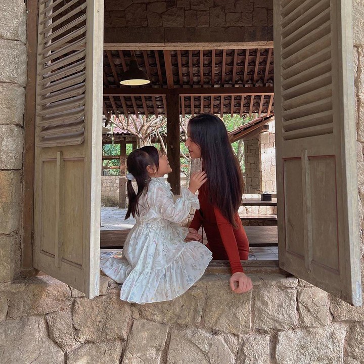 <p>Dalam potret-potret yang dibagikan, Olivia dan Aurora tampak menghabiskan waktu bersama. Keduanya kerap<em> quality time</em> dengan beragam aktivitas. (Foto: Instagram @oliviajensen)<br /><br /><br /></p>