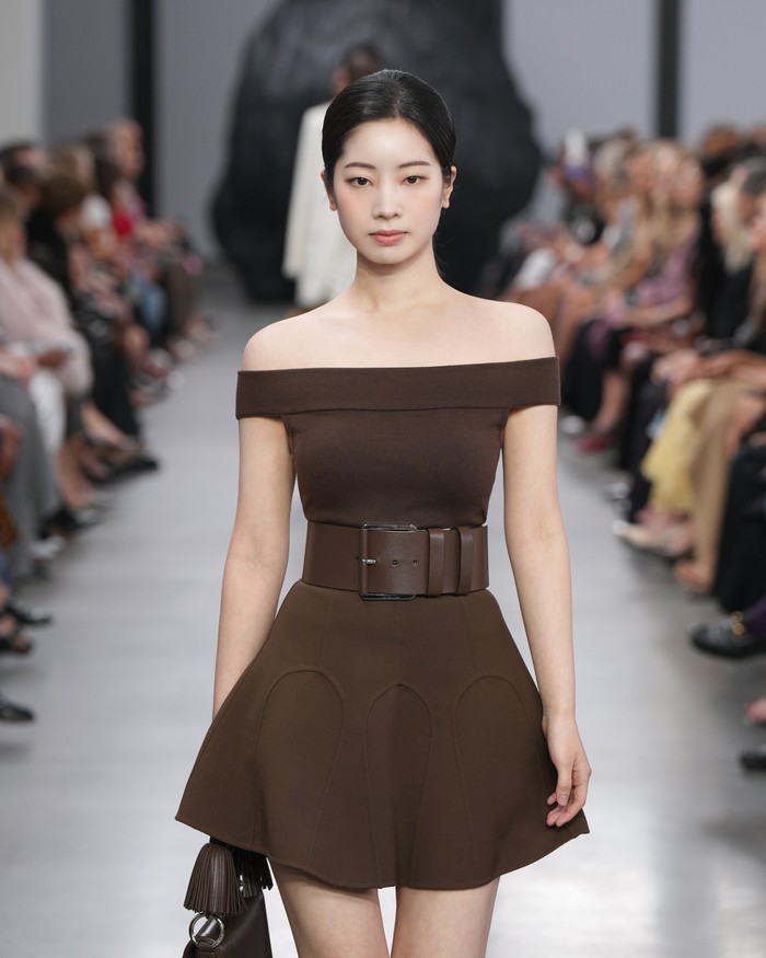 Pada 11 September 2024, Dahyun TWICE mengejutkan penggemar dengan gebrakan tak terduga. Pasalnya, artis Korea ini tidak hanya menghadiri New York Fashion Week 2024 sebagai tamu undangan, tetapi juga tampil sebagai model runway. / Foto: x.com/MichaelKors