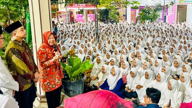 Memasuki area Ponpes Darul Ulum Jombang, Risma dan Gus Hans disambut ratusan santri-santriwati nan kompak mengenakan baju putih sembari bersholawat