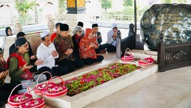 Minta Restu di Pilkada 2024, Risma-Gus Hans Ziarah ke Makam Bung Karno
