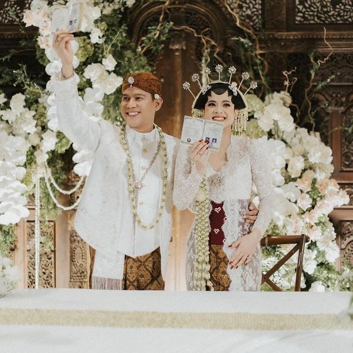 <p>Nino mengaku sengaja merahasiakan hubungan mereka hingga sah menjadi pasangan suami istri. "Merahasiakan hubungan kami berbulan-bulan karena netizen bijak pernah berkata: “Kak kalo posting foto sama pasangan nanti aja kalo sudah sah.” Siap laksanakan. Terima kasih untuk semua ucapannya, maaf belum bisa membalas satu per satu. Salam, Nino. Suami orang," tulisnya. (Foto: Instagram @ninokayam/BrideStory)</p>