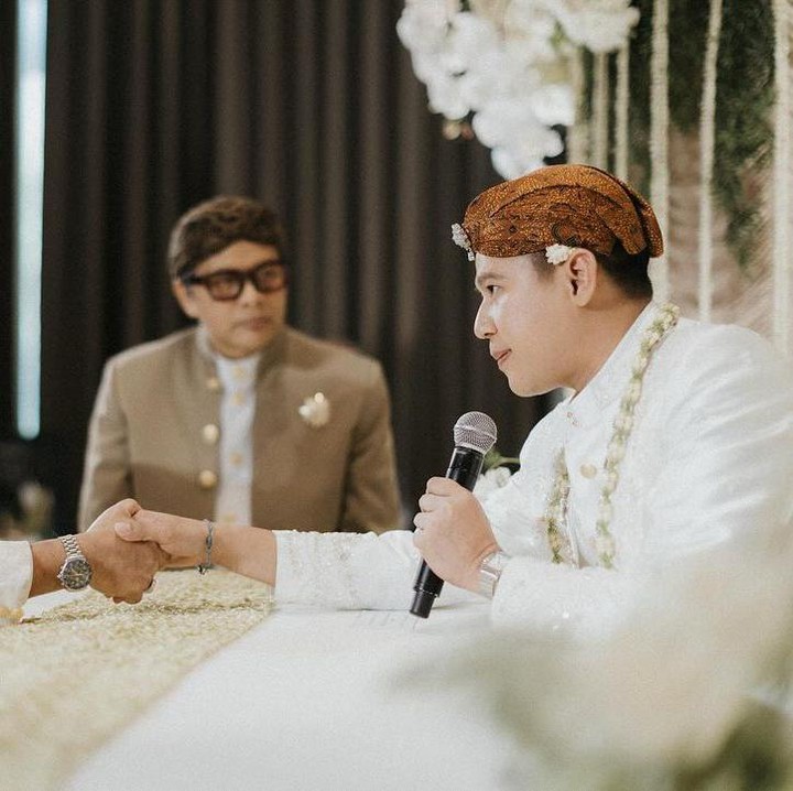 <p>Nino berhasil mengucapkan ijab kabul dalam satu helaan napas. Penyanyi Armand Maulana berperan sebagai saksi nikahnya, Bunda. "Hari ini saya diminta ama @ninokayam & @dhabitannisa ..sy tanya ama Nino, kenapa saya? Karena almarhum bapak minta kang armand jadi saksi nikah sebelum bapak meninggal..In Shaa Allah Noooo didoain Sakinah Mawaddah Warahmah di jumat berkah ini Aamiin Ya Rabb," tulis Armand di Instagramnya. (Foto: Instagram @bridestory).</p><p> </p>