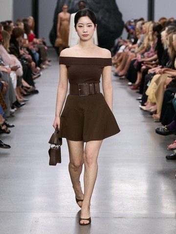img-title Debut Jadi Model Runway, Potret Memesona Dahyun TWICE di New York Fashion Week 2024 Tuai Sorotan