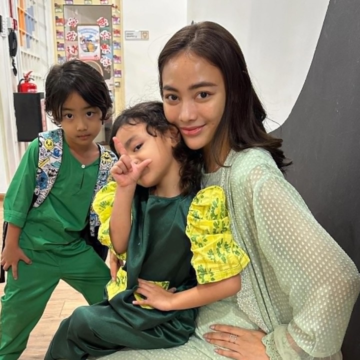 <p>Banyak netizen yang menganggap gaya Si Bungsu sangat kece dan mirip sang Bunda, nih. "Sudah bergaya kayak Mamanya pula ya. Cikal bakal seperti Mama nih, ya," ungkap seorang netizen. "Cantik. Besarnya seperti ibunya nih cantik," ujar netizen lainnya dengan emotikon hati. (Foto: Instagram: @whulandary)</p>