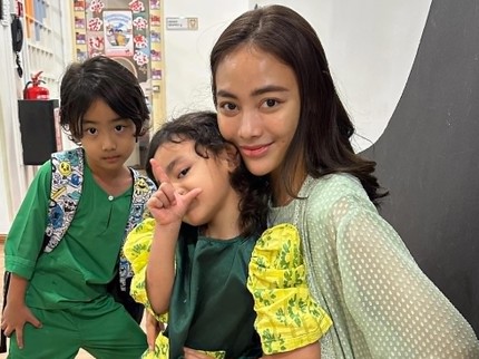 7 Potret Whulandary Herman Bareng Dua Anaknya, Si Bungsu Sudah Pintar Bergaya