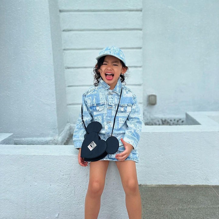 <p>"Oh tidak, apa yang terjadi di dunia ini? Aku terlalu sibuk menata pakaianku," tulis Whulan seraya mengunggah potret Siti Amilie dengan Bahasa Inggris. (Foto: Instagram: @whulandary)</p>