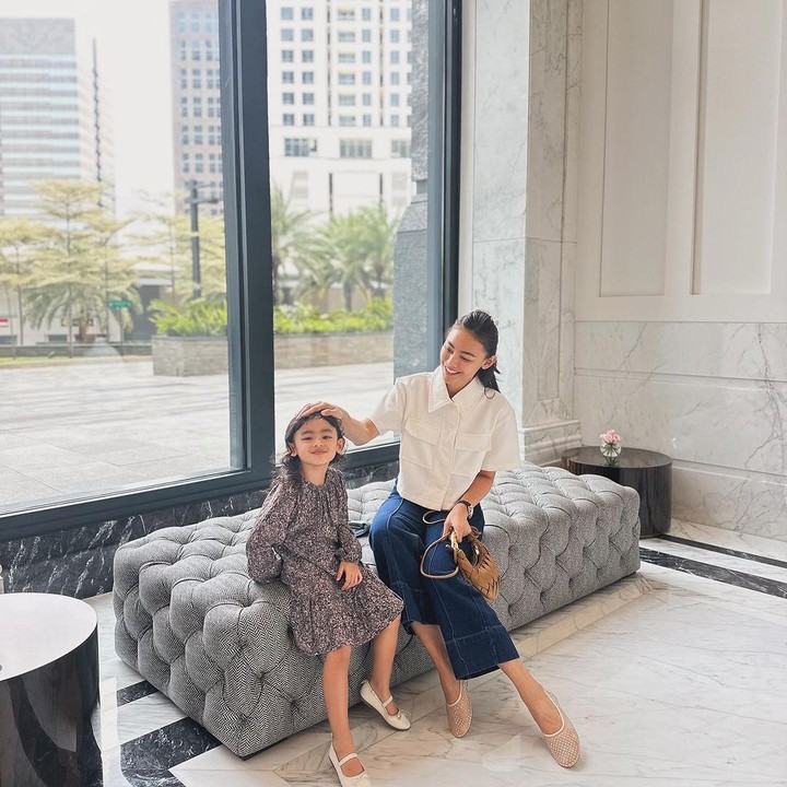<p>Pada salah satu unggahan, Siti Amilie terlihat cantik mengenakan gaun hitam selutut. Gayanya ini dilengkapi dengan sepatu <em>flatshoes</em> warna putih. (Foto: Instagram: @whulandary)</p>