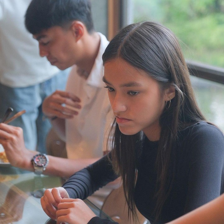 <p>Tak hanya mendapatkan medali, keberhasilan Sabrina juga membawanya untuk terus berjuang ke tahap selanjutnya. Pada November mendatang, ia akan berjuang di Yale University, AS."Q<em>ualified to Yale in November 2024,</em>" tulisnya sebagai keterangan foto. (Foto: Instagram @dagnesia)<br /><br /><br /></p>
