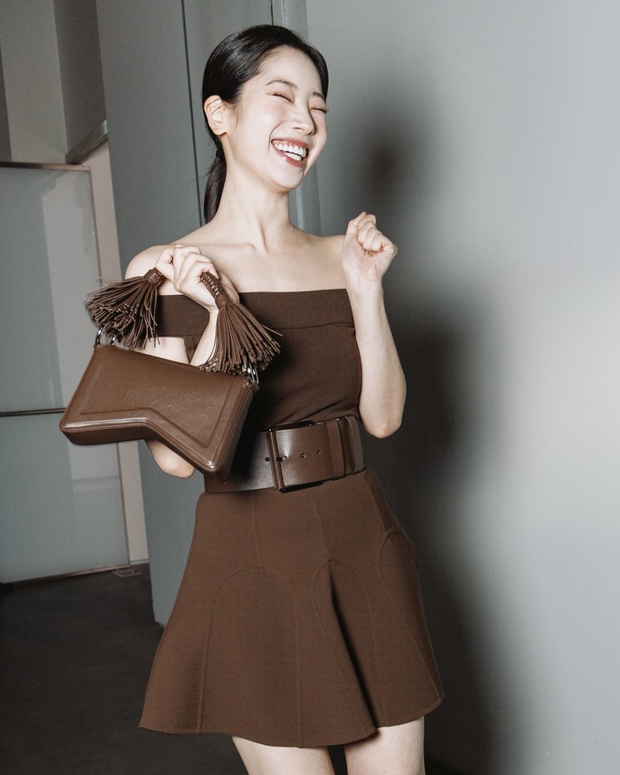 Setelah dikagetkan dengan penampilan perdana artis Korea tersebut sebagai model runway, kini ONCE dibuat penasaran dan tidak sabar menunggu gebrakan selanjutnya darinya dan Michael Kors. Apakah kamu juga menantikannya, Beauties? / Foto: x.com/MichaelKors