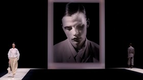 FOTO: Lembut dan Cair Koleksi Teranyar Armani di Milan Fashion Week