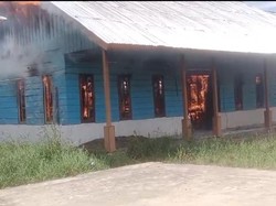 Kecewa Guru Tak Pernah Ngajar, Ortu Siswa Bakar Gedung SMK