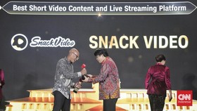 FOTO: Momen SnackVideo Sabet Dua Penghargaan CNN Indonesia Awards