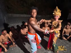 iShowSpeed Bikin Heboh Bali, Ikutan Tari Kecak di Uluwatu