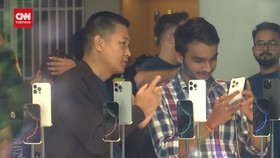 VIDEO: Sorak-sorai Warga India Sambut iPhone 16 Baru