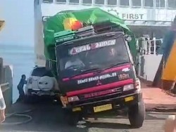Truk Rem Blong Senggol Mobil di Pelabuhan Jangkar hingga Nyaris Nyemplung Laut