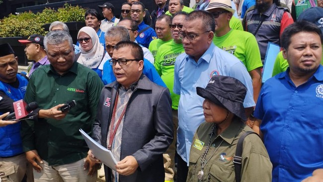 Kebijakan Tabungan Perumahan Rakyat (Tapera) yang memotong 3% penghasilan pekerja untuk penyediaan perumahan kembali digugat, kali ini oleh 11 (sebelas) Serikat Buruh yang total anggotanya mencapai ratusan ribu. Mereka diwakili oleh Prof. Denny Indra