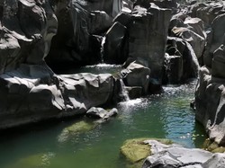 Uniknya Kolam-Tebing Batu Cadas di Celebes Canyon yang Terbentuk Alami