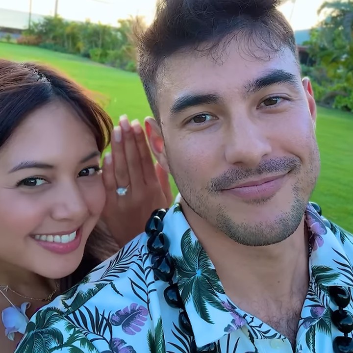 <p>Momen ini dibagikan langsung oleh Aurelie pada laman Instagram-nya. Bersama dengan Tyler, ia memperlihatkan cincin yang melingkar di jari manisnya. (Foto: Instagram: @aurelie)</p>
