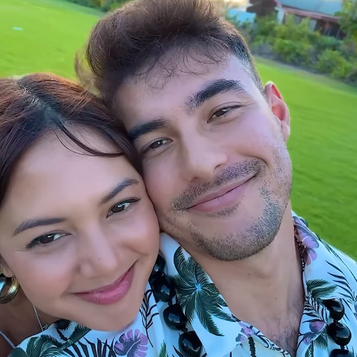 <p>"Jadi, sesuatu baru saja terjadi. Dan kita mau berbagi dengan kalian semua, ya, kami bertunangan," papar Tyler. (Foto: Instagram: @aurelie)</p>