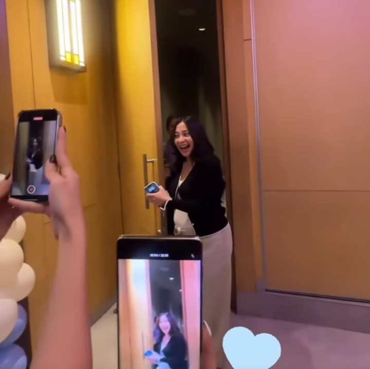 <p>Kebahagiaan Nikita Willy semakin bertambah ketika mendapatkan kejutan baby shower dari sang adik, Nona Willy, berserta teman-temannya. Tidak hanya itu, dalam momen ini, Nikita turut mendapatkan hadiah kue bertema Labubu, lho. (Foto: Instagram: @nonawilly16)</p>