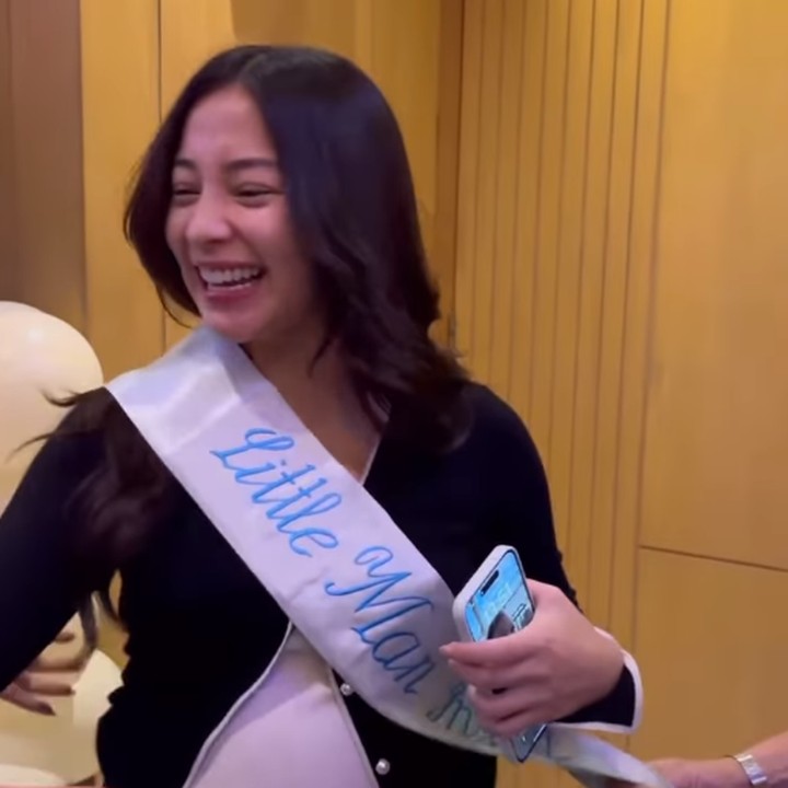 <p>Ketika memasuki ruangan, Nikita nampak sangat terkejut ketika melihat seluruh temannya hadir di ruangan tersebut. Nikita pun langsung dikalungi dengan selempang bertuliskan 'Little Man Inside' (Foto: Instagram: @ssabihaislam @nikitawillyofficial94)</p>