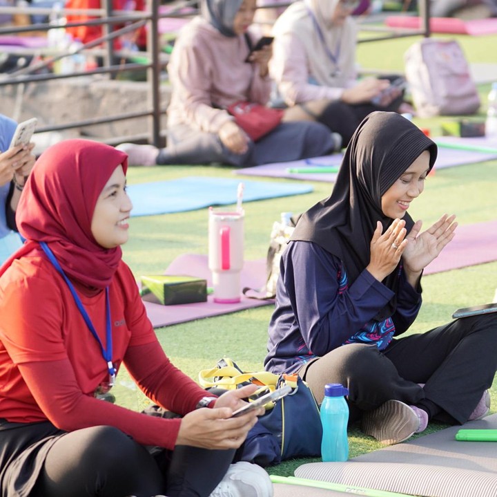 <p>Setelah registrasi, para Bunda yang sudah datang sejak pagi lalu mencari posisi yang nyaman untuk melakukan poundfit. Olahraga poundfit ini berlangsung selama 60 menit. (Foto: HaiBunda/ Nathania Widya Chrissanti / Muhammad Hafiz Muharrom)</p>