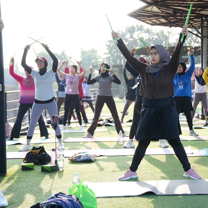 <p>Para Bunda yang hadir terlihat begitu siap untuk mengikut poundfit. Banyak di antaranya sudah membawa peralatan poundfit dari rumah, seperti matras yoga dan ripstix. (Foto: HaiBunda/ Nathania Widya Chrissanti / Muhammad Hafiz Muharrom)</p>