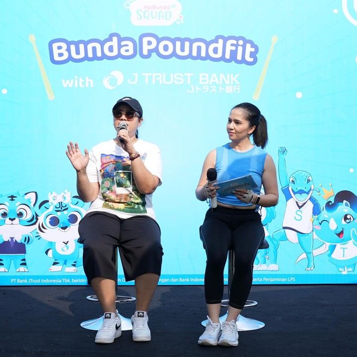 <p>Setelah poundfit, acara dilanjutkan dengan pemaparan mengenai keunggulan Tabungan Tora oleh Marketing Communication & Promotion Head J Trust Bank, Edwina. Pemaparan singkat ini sangat membantu para Bunda yang ingin membuka tabungan keluarga. "Salah satu produk unggulan J Trust Bank adalah Tabungan Tora. Tabungan ini memiliki kartu ATM yang bisa digunakan di jaringan ATM Prima dan Bersama," kata Edwina. (Foto: HaiBunda/ Nathania Widya Chrissanti / Muhammad Hafiz Muharrom)</p>
