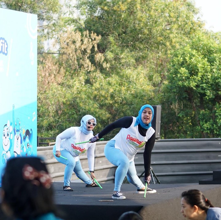 <p>Poundfit pagi ini dipandu Pound Pro Rini bersama ketiga rekannya. Rini memberikan semangat kepada para Bunda, "Pagi ini kita bakal poundfit bareng, sehat bareng. Poundfit adalah olahraga <em>cardio high speed</em> yang terinspirasi dari drum, dan menggunakan ripstix. Selama poundfit, dipakai <em>power</em>-nya dan tetap senyum ya, <em>keluarin</em> juga suaranya," ungkap Rini. (Foto: HaiBunda/ Nathania Widya Chrissanti / Muhammad Hafiz Muharrom)</p>
