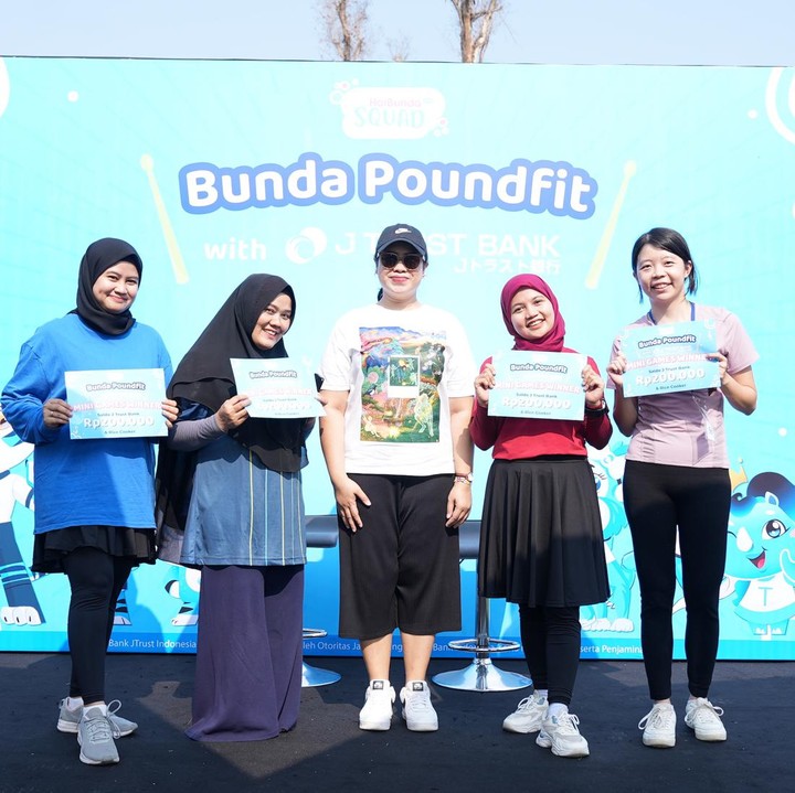 <p>Setelah itu, para Bunda diajak mengikuti games menarik yang diselenggarakan. Bunda-bunda yang hadir tampak anstusias mengikuti kuis meski baru selesai poundfit. Games kali ini bertabur hadiah lho, seperti saldo senilai Rp200 ribu dari J Trust Bank, rice cooker, dan oven listrik. (Foto: HaiBunda/ Nathania Widya Chrissanti / Muhammad Hafiz Muharrom)</p>