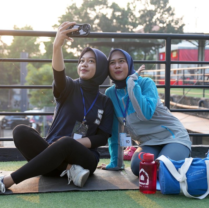 <p>Event olahraga kali ini juga menjadi ajang bagi para Bunda mendapatkan kenalan baru untuk berbagi informasi terkait hobi dan parenting. Beberapa Bunda terlihat bercengkerama sebelum poundfit dimulai. Tak sedikit bahkan yang berswafoto bersama untuk mengabadikan momen spesial ini. (Foto: HaiBunda/ Nathania Widya Chrissanti / Muhammad Hafiz Muharrom)</p>