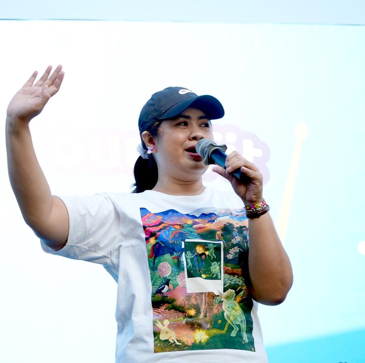 <p>Acara lalu dibuka oleh Marketing Communication & Promotion Head J Trust Bank, Edwina. Ia mengungkap rasa terima kasihnya kepada HaiBunda Squad yang pagi ini hadir dan menyisihkan waktu untuk poundfit bareng. "Kami senang sekali bertemu dengan para Bunda yang ingin olahraga, yang ingin sehat dan hidup lebih lama dengan Si Kecil. Saya harap Bunda menikmati olahraga poundfit pagi ini. Semangat ya," kata Edwina. (Foto: HaiBunda/ Nathania Widya Chrissanti / Muhammad Hafiz Muharrom)</p>