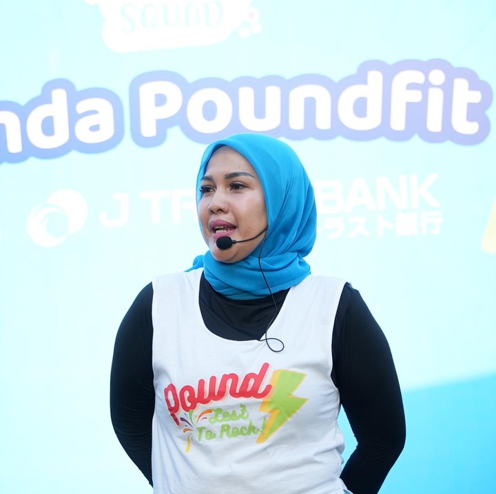 <p>Aktivitas seru poundfit hari ini dipandu oleh profesional poundfit, yang kerap disapa Pound Pro Rini. Sebagai Pound Pro, Rini menyampaikan beberapa kata motivasi untuk para Bunda yang kebanyakan baru pertama kali ikut olahraga ini. "Pagi ini kita bakal poundfit bareng, sehat bareng. Selama poundfit, dipakai <em>power</em>-nya dan tetap senyum ya, <em>keluarin</em> juga suaranya," ujar Rini. (Foto: HaiBunda/ Nathania Widya Chrissanti / Muhammad Hafiz Muharrom)</p>