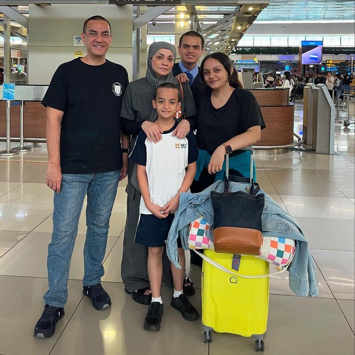 <p>Ferdy beserta istri dan kedua putranya mengantar langsung Farah ke bandara. Ia pun berdoa agar sang putri mendapat kesuksesan dan bisa mencapai cita-citanya. (Foto: Instagram: @ferdyhasan)</p>