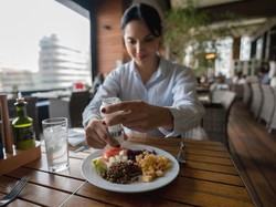 Sering Tambahkan Garam ke Makanan, Ini Efeknya untuk Kesehatan