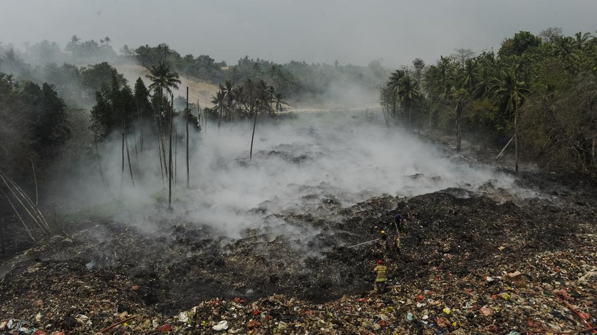 FOTO: Bahaya ISPA di Balik Kebakaran TPSA Bagendung yang Belum Reda
