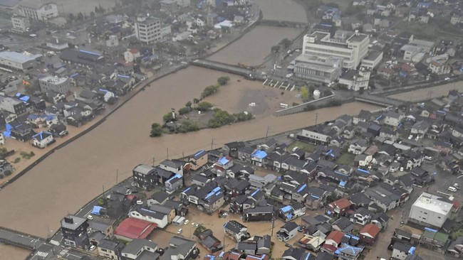 FOTO: Hujan Lebat Tak Biasa Picu Banjir Besar di Jepang