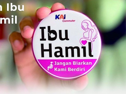 Respons KAI soal Viral Penumpang KRL Pakai Pin Bumil Lewat Tanggal HPL