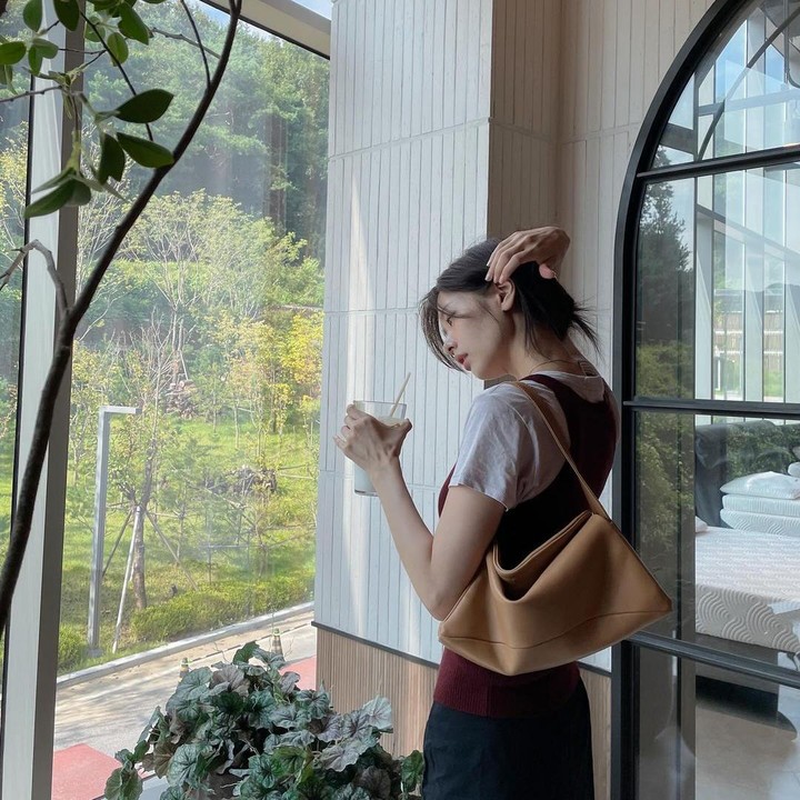 <p>Punya hubungan erat dengan ibunda, aktris berusia 35 tahun itu juga diketahui masih tinggal satu rumah bersama orang tuanya. Mereka menempati sebuah hunian yang dilengkapi dengan kebun mini pada bagian <em>rooftop</em>. (Foto: Instagram @somin_jj)</p>